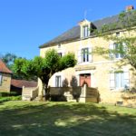 Le Castelat de Julienna-chambre d'hôtes dans le Lot dans une maison de maîtres à la campagne